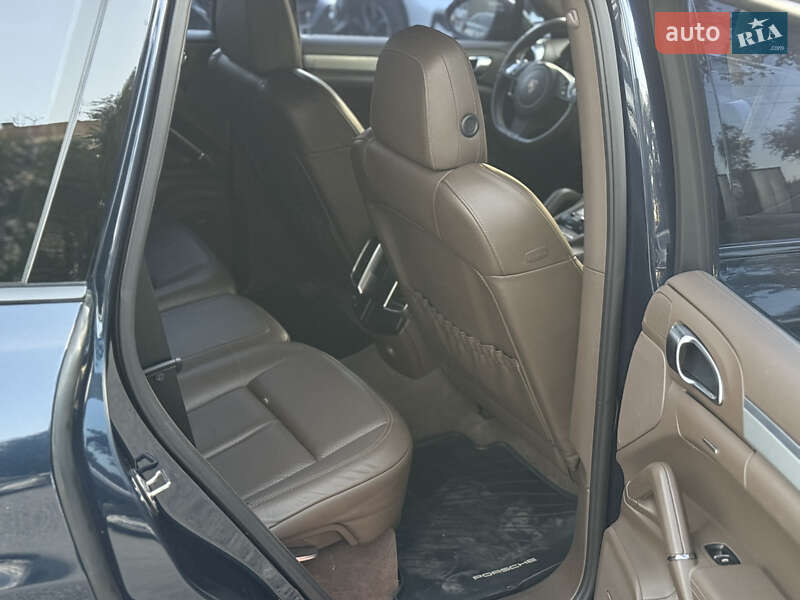 Внедорожник / Кроссовер Porsche Cayenne 2012 в Новомосковске