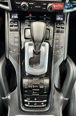 Внедорожник / Кроссовер Porsche Cayenne 2011 в 