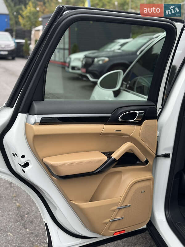 Внедорожник / Кроссовер Porsche Cayenne 2015 в Львове