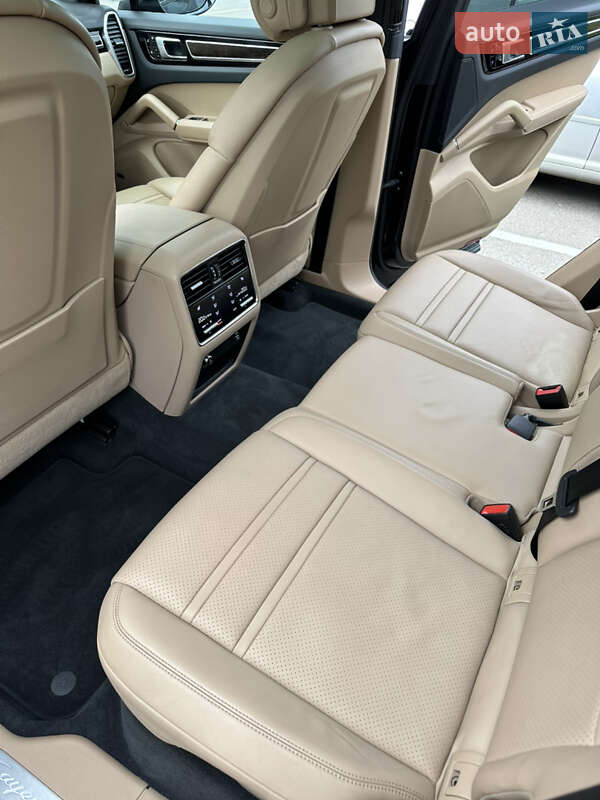 Внедорожник / Кроссовер Porsche Cayenne 2019 в Ровно