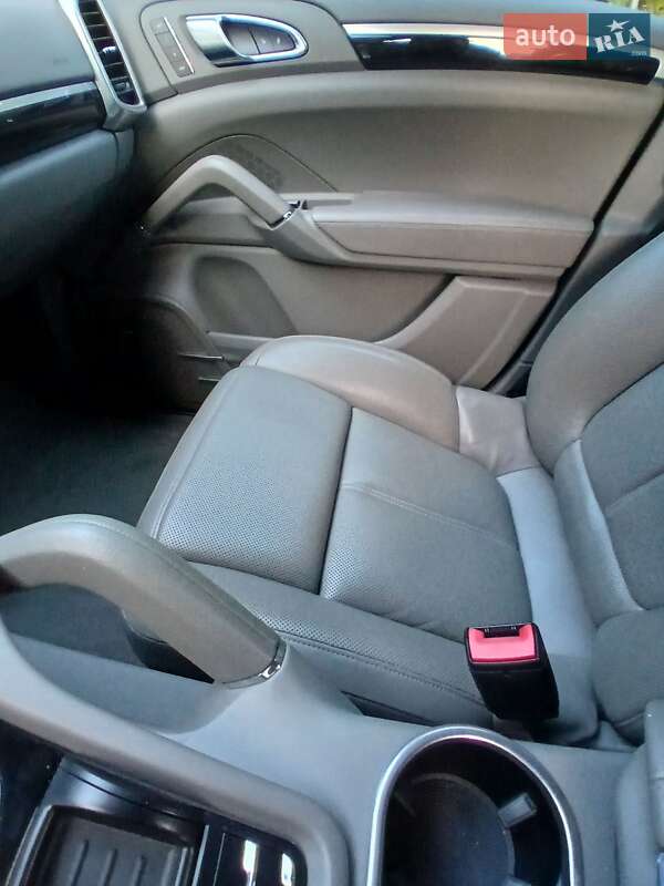 Позашляховик / Кросовер Porsche Cayenne 2011 в Чернівцях