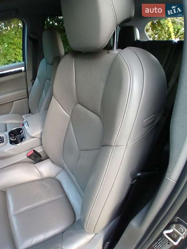 Позашляховик / Кросовер Porsche Cayenne 2011 в Чернівцях