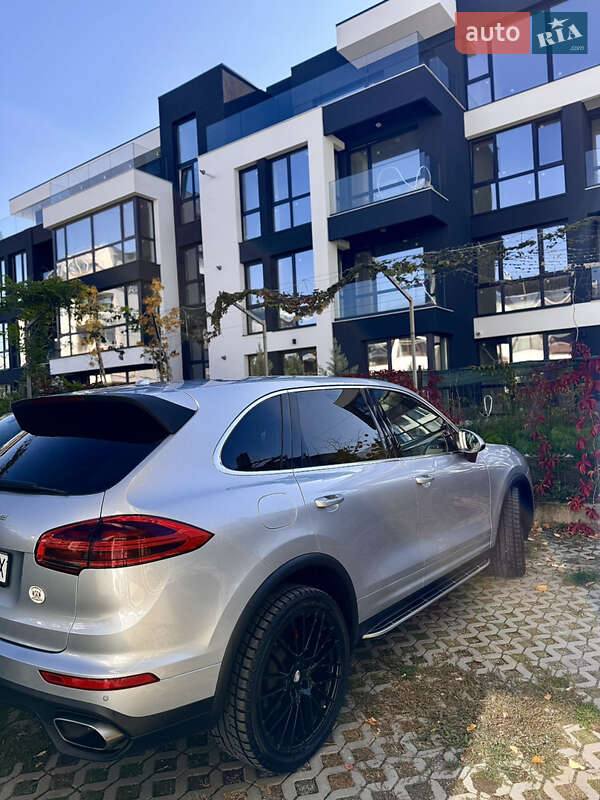 Внедорожник / Кроссовер Porsche Cayenne 2015 в Киеве