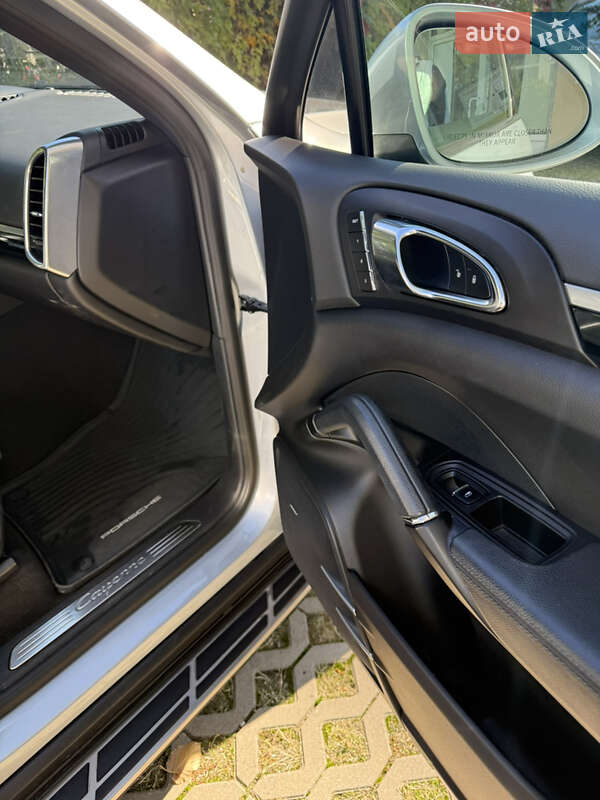 Внедорожник / Кроссовер Porsche Cayenne 2015 в Киеве