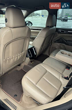 Внедорожник / Кроссовер Porsche Cayenne 2012 в 