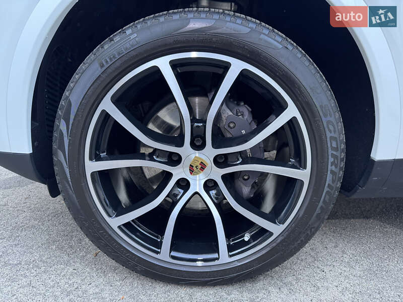 Внедорожник / Кроссовер Porsche Cayenne 2019 в Киеве