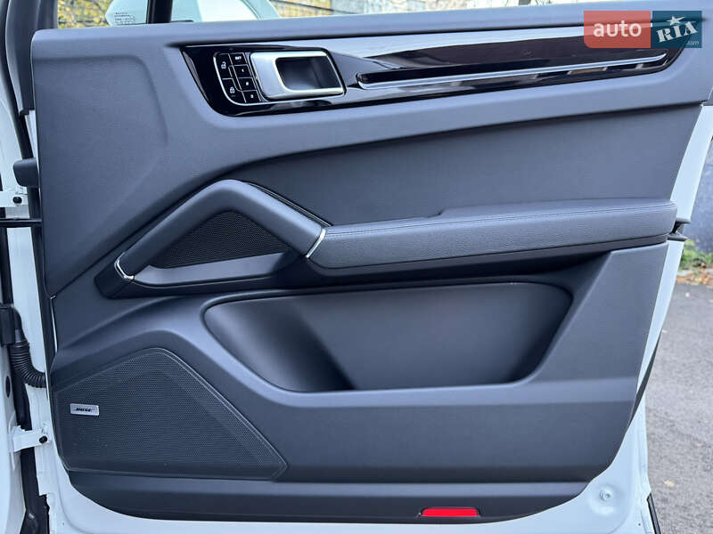 Внедорожник / Кроссовер Porsche Cayenne 2019 в Киеве