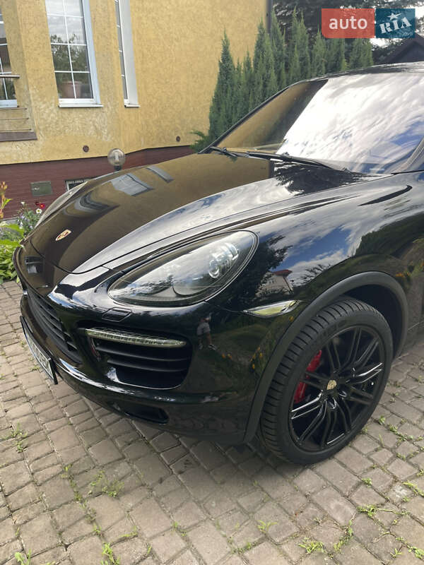 Позашляховик / Кросовер Porsche Cayenne 2012 в Чернівцях