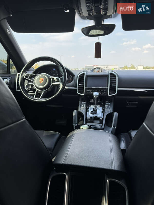 Позашляховик / Кросовер Porsche Cayenne 2015 в Самборі