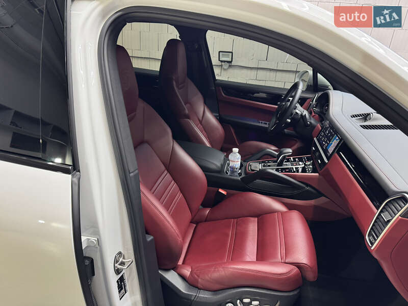 Внедорожник / Кроссовер Porsche Cayenne 2018 в Киеве