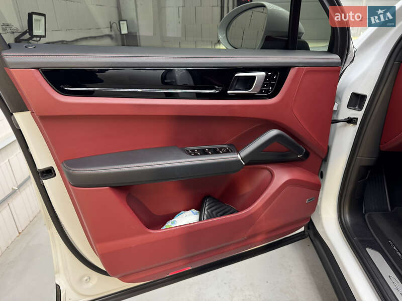 Внедорожник / Кроссовер Porsche Cayenne 2018 в Киеве