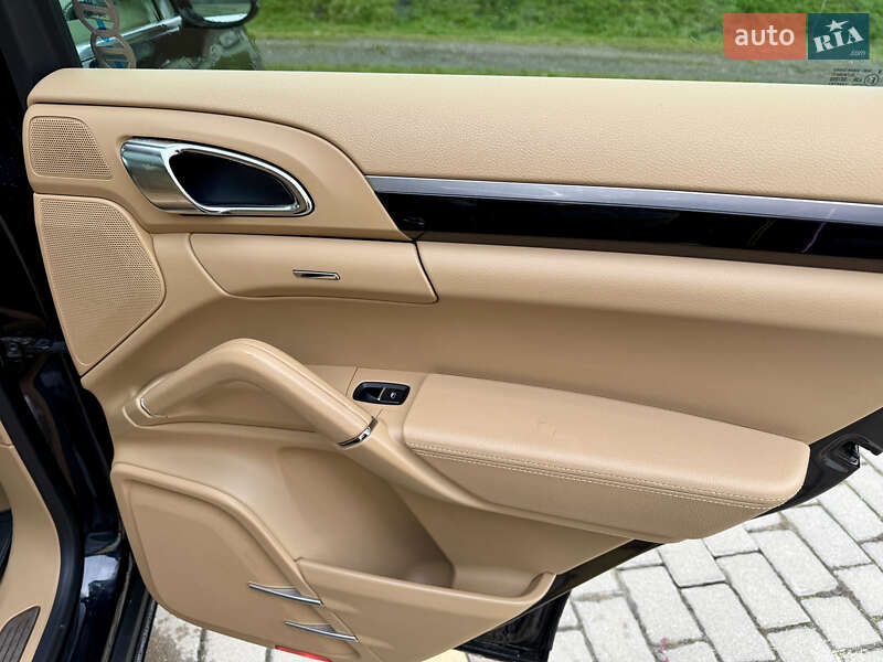 Внедорожник / Кроссовер Porsche Cayenne 2015 в Львове