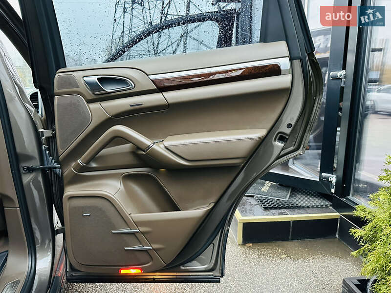 Позашляховик / Кросовер Porsche Cayenne 2012 в Харкові