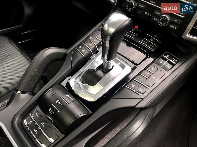 Позашляховик / Кросовер Porsche Cayenne 2015 в Одесі