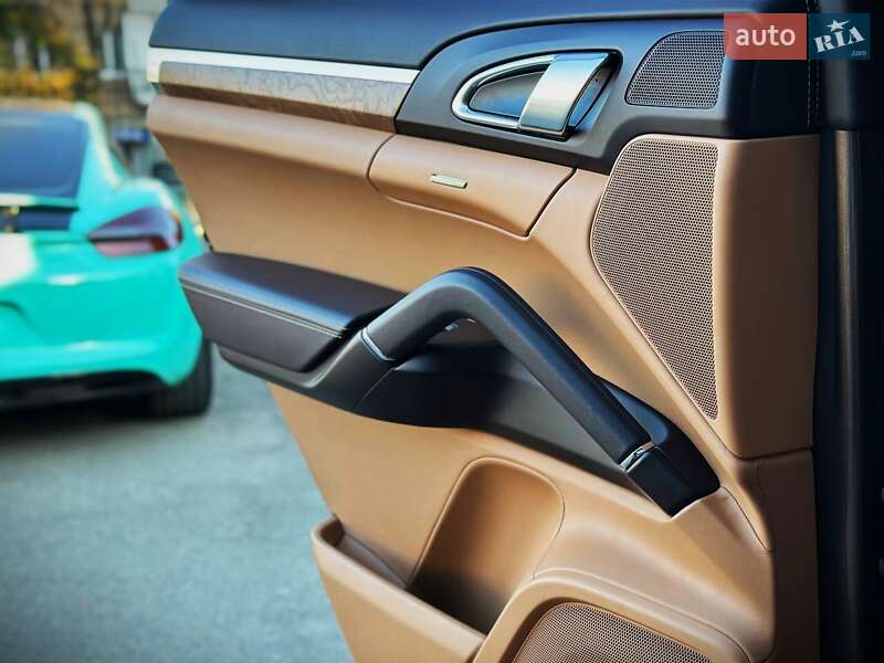 Внедорожник / Кроссовер Porsche Cayenne 2016 в Киеве