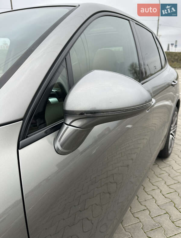 Позашляховик / Кросовер Porsche Cayenne 2016 в Києві