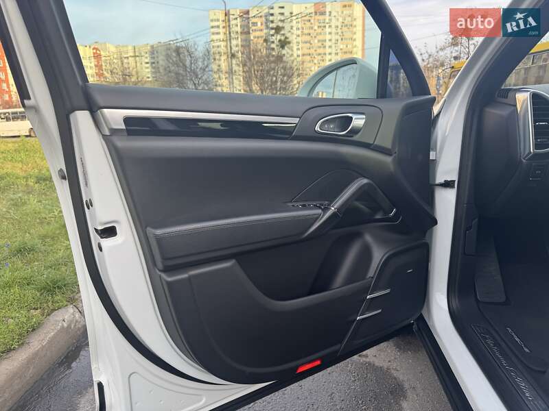 Внедорожник / Кроссовер Porsche Cayenne 2016 в Киеве