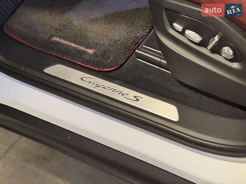 Внедорожник / Кроссовер Porsche Cayenne 2019 в Киеве