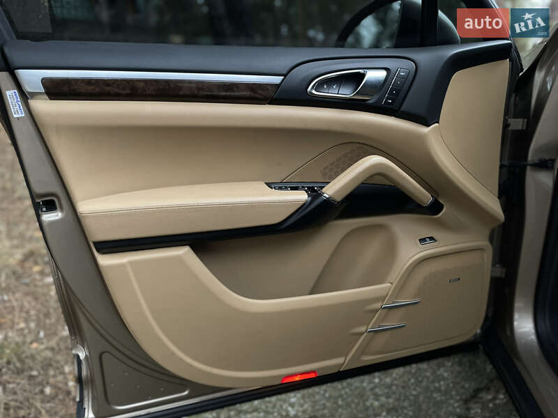 Внедорожник / Кроссовер Porsche Cayenne 2016 в Киеве