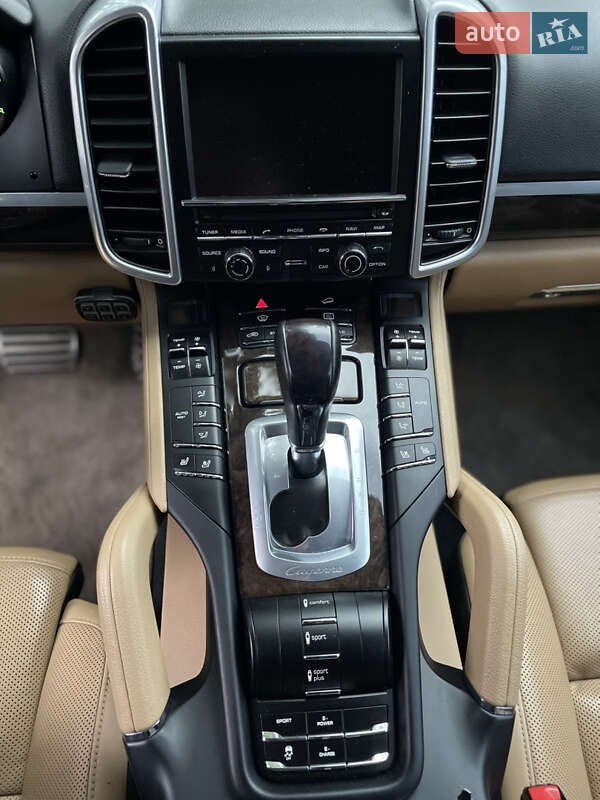 Внедорожник / Кроссовер Porsche Cayenne 2016 в Киеве