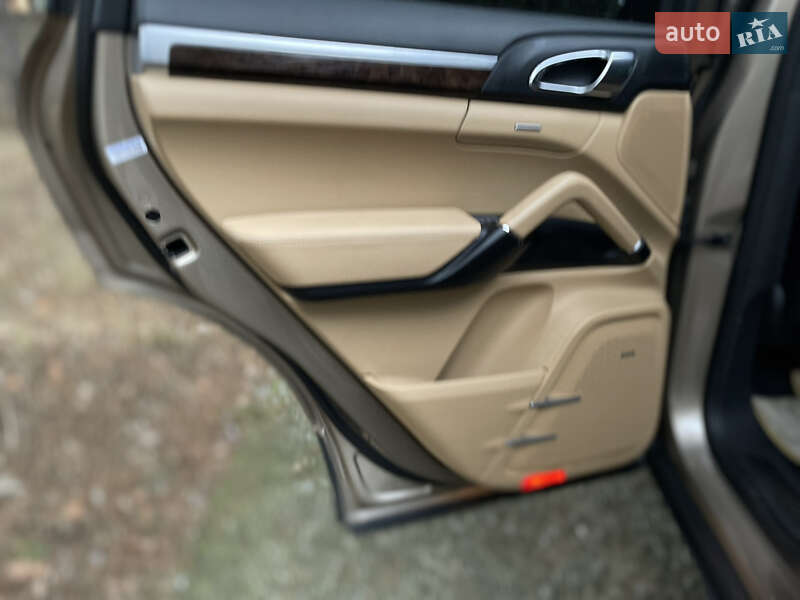 Внедорожник / Кроссовер Porsche Cayenne 2016 в Киеве