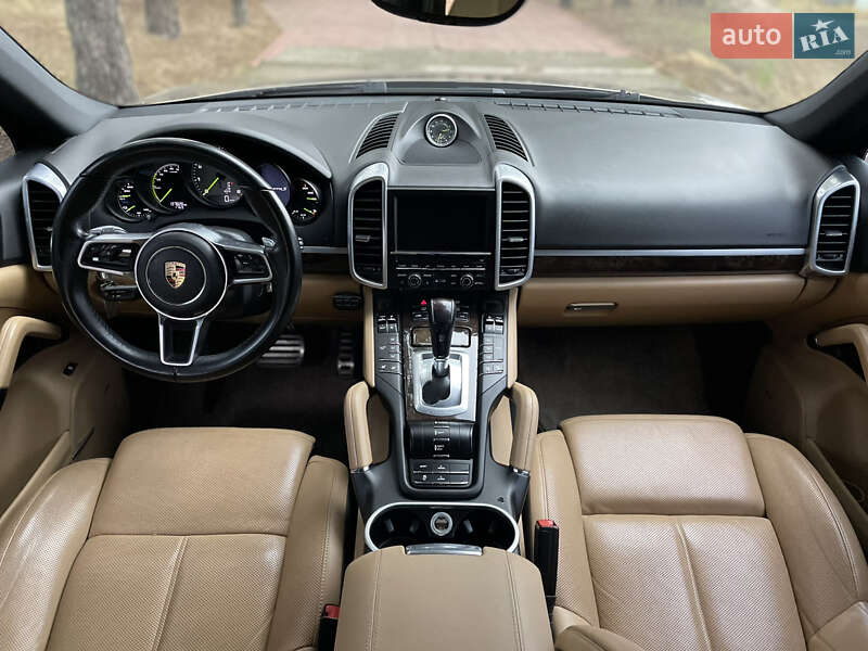 Внедорожник / Кроссовер Porsche Cayenne 2016 в Киеве