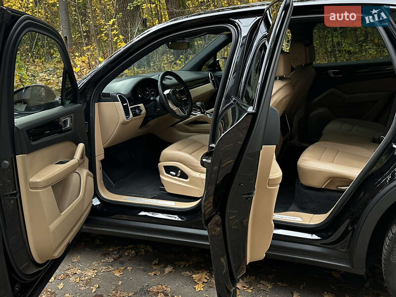 Внедорожник / Кроссовер Porsche Cayenne 2019 в Киеве
