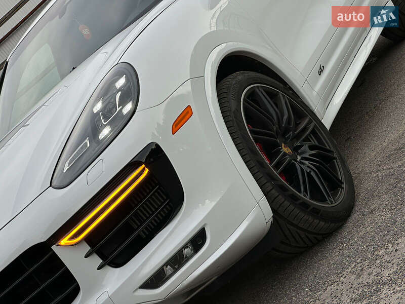Позашляховик / Кросовер Porsche Cayenne 2016 в Львові