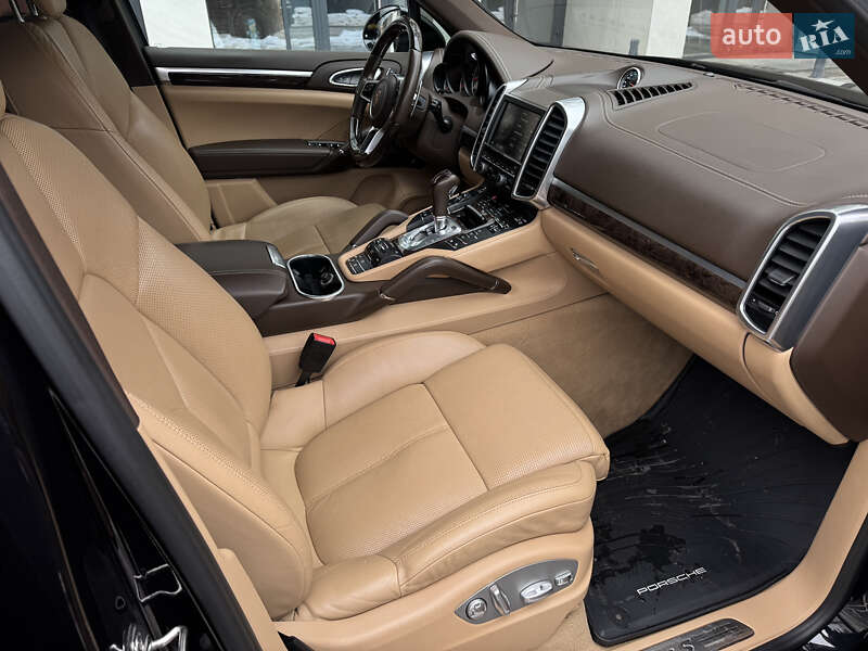 Внедорожник / Кроссовер Porsche Cayenne 2015 в Киеве
