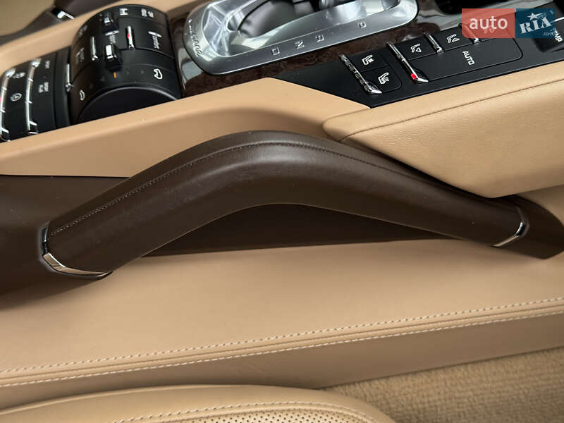 Внедорожник / Кроссовер Porsche Cayenne 2015 в Киеве