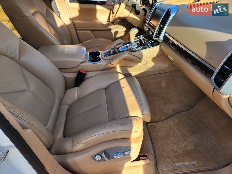 Внедорожник / Кроссовер Porsche Cayenne 2012 в Киеве