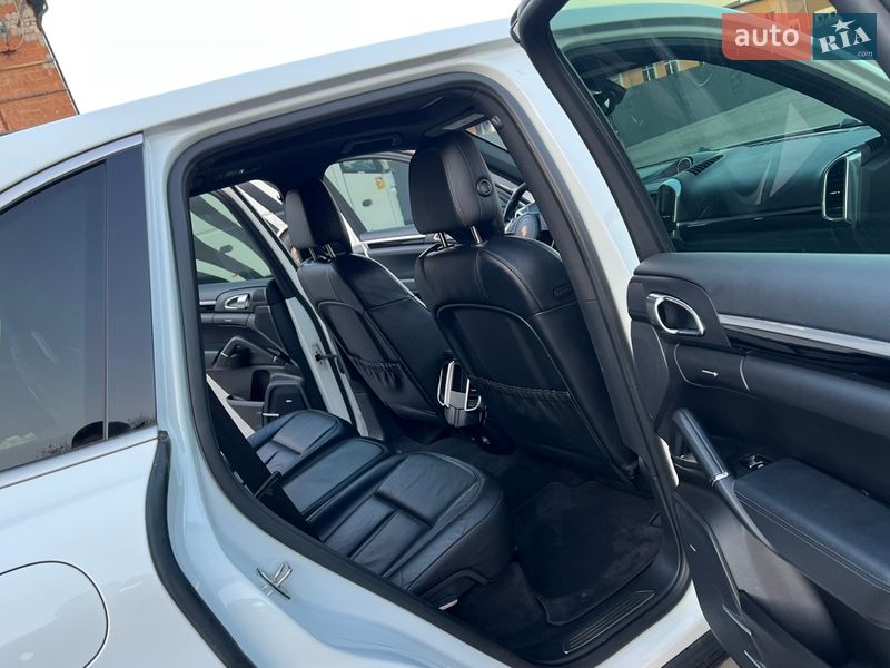Позашляховик / Кросовер Porsche Cayenne 2014 в Нововолинську
