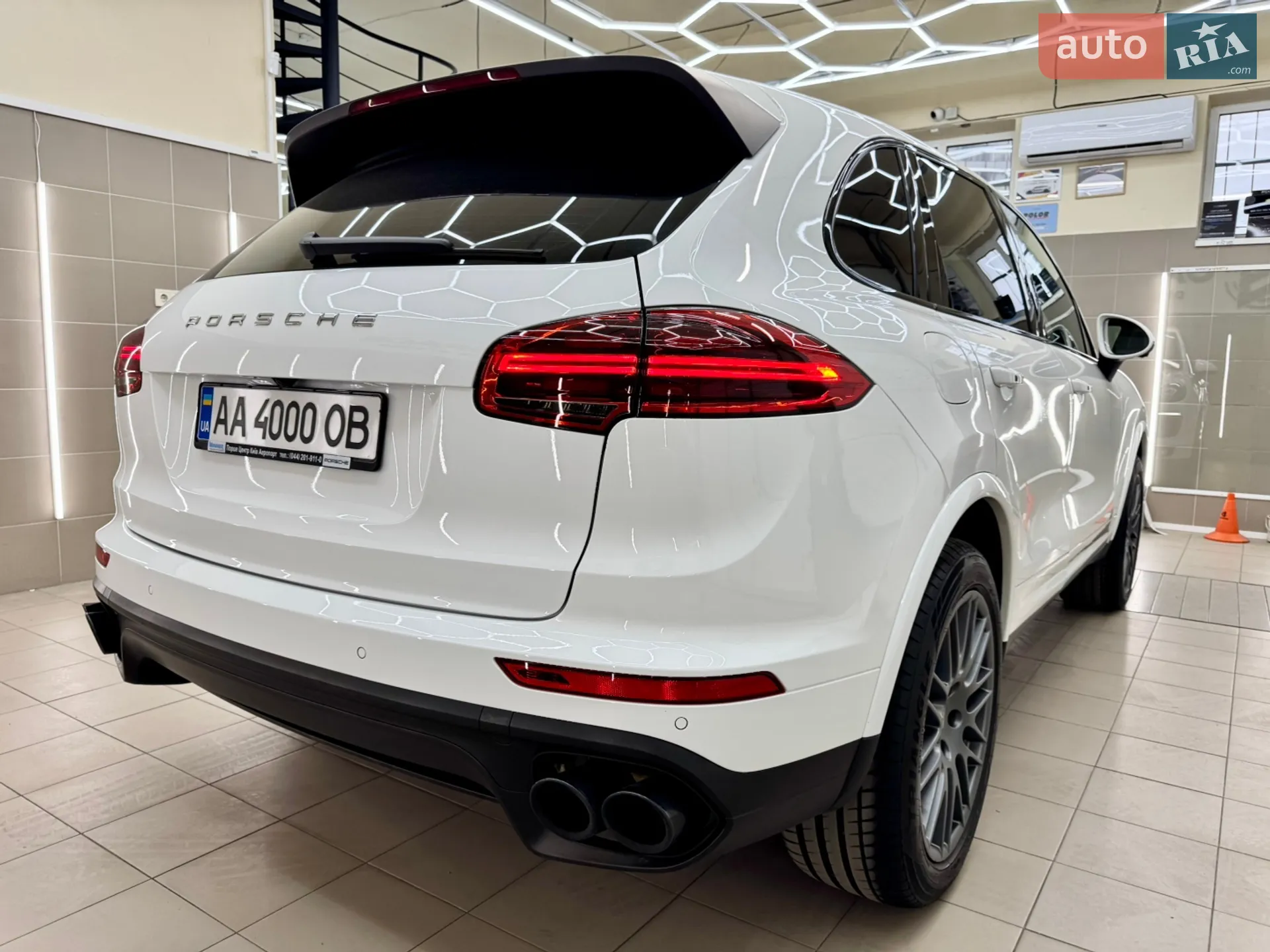 2016 Porsche Cayenne - мініатюра 28
