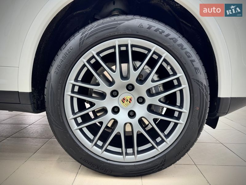 Внедорожник / Кроссовер Porsche Cayenne 2016 в Киеве