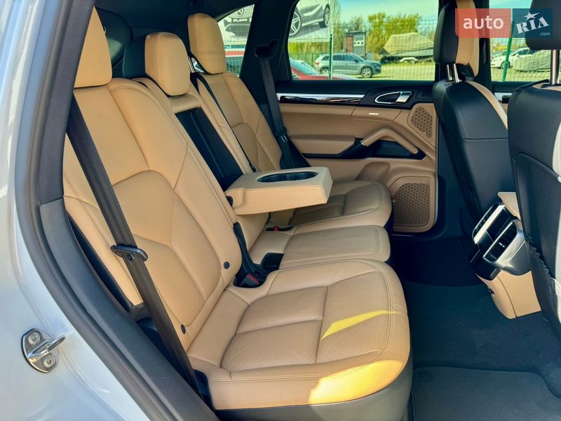 Внедорожник / Кроссовер Porsche Cayenne 2016 в Киеве