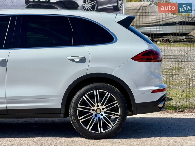 Внедорожник / Кроссовер Porsche Cayenne 2016 в Киеве