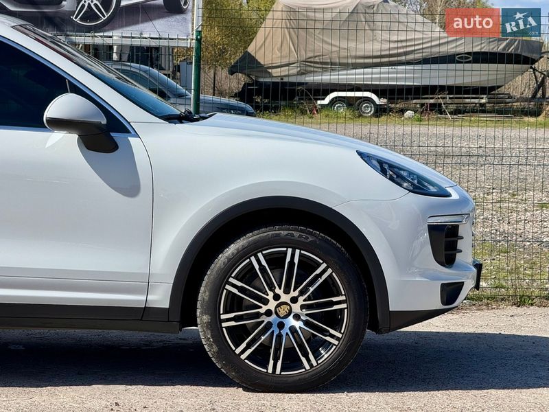 Внедорожник / Кроссовер Porsche Cayenne 2016 в Киеве