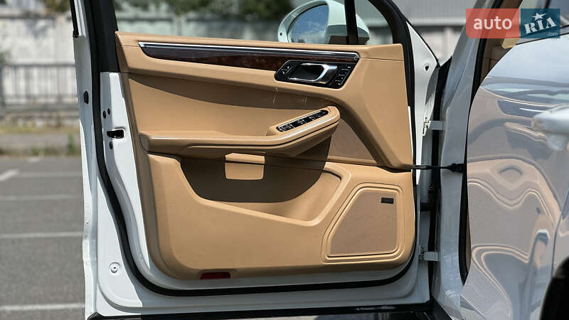 Внедорожник / Кроссовер Porsche Macan 2014 в Киеве