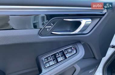 Внедорожник / Кроссовер Porsche Macan 2018 в 