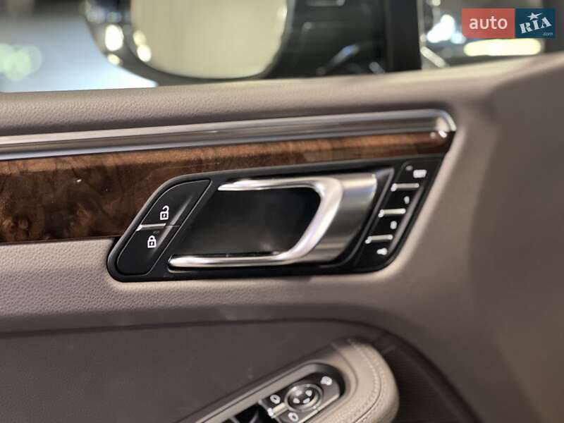 Внедорожник / Кроссовер Porsche Macan 2024 в Киеве