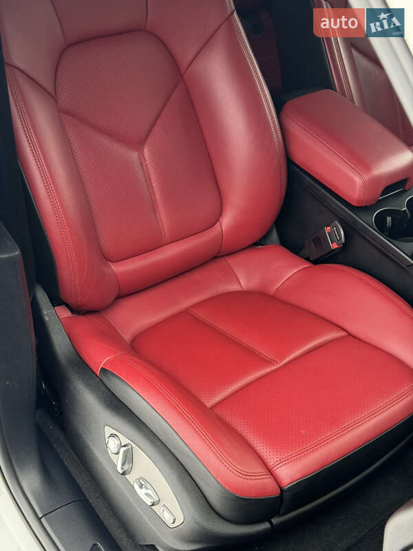 Внедорожник / Кроссовер Porsche Macan 2021 в Киеве