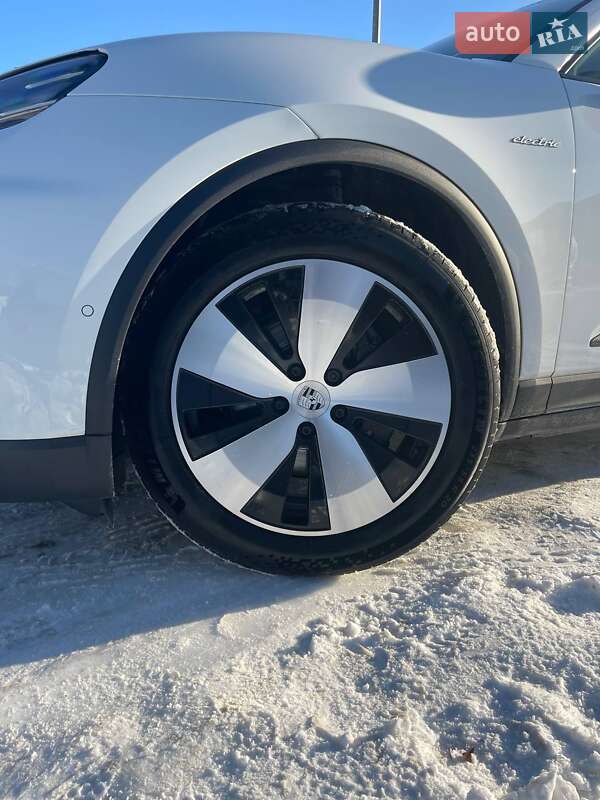 Внедорожник / Кроссовер Porsche Macan 2024 в Львове