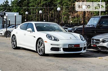 Седан Porsche Panamera 2013 в Киеве