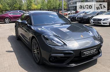 Седан Porsche Panamera 2018 в Киеве