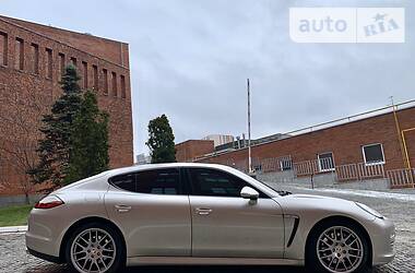 Седан Porsche Panamera 2012 в Киеве