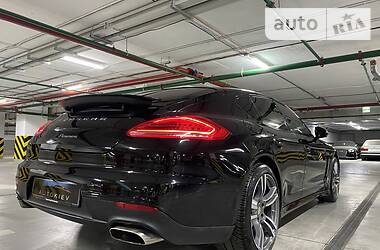 Седан Porsche Panamera 2016 в Киеве