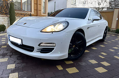 Седан Porsche Panamera 2012 в Берегово