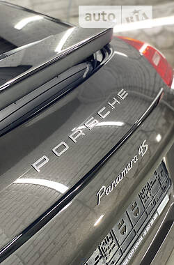 Седан Porsche Panamera 2010 в Львове