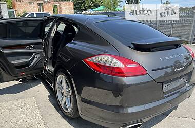 Седан Porsche Panamera 2013 в Тернополе