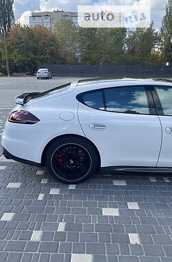 Седан Porsche Panamera 2013 в Мелитополе